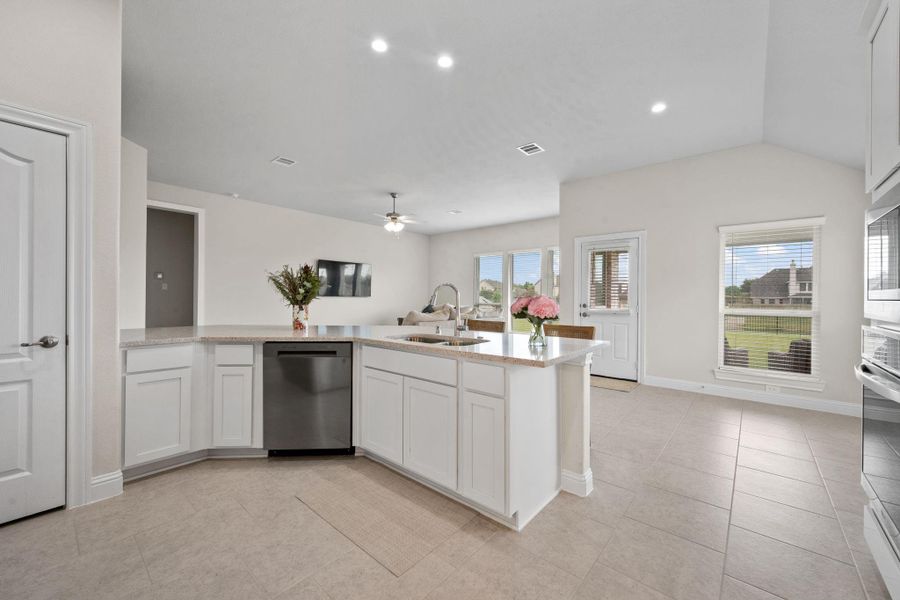 Furnished interior view inside a new home in Champions Forest 90', Mont Belvieu (Image 10).