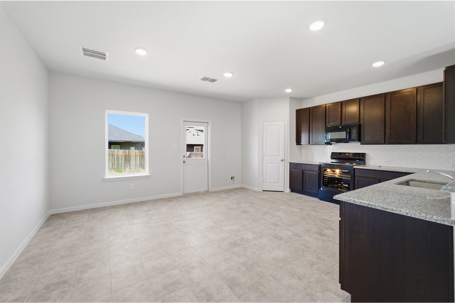 Spacious, unfurnished interior of a new home in Laurel Vistas, San Antonio (Image 43).