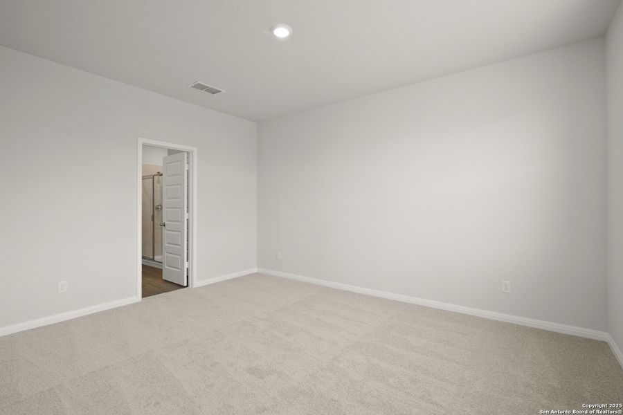 Spacious, unfurnished interior of a new home in Timber Creek, San Antonio (Image 16).