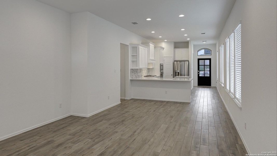 Spacious, unfurnished interior of a new home in Ladera 40', San Antonio (Image 19).