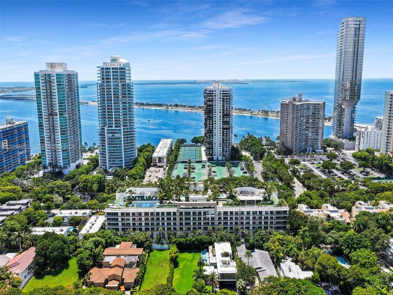 Condo located in Miami, FL showcasing its design and architecture (Image 34).