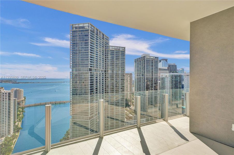 Condo located in Miami, FL showcasing its design and architecture (Image 4).