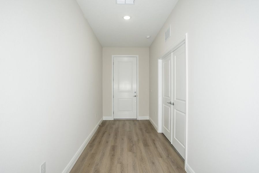 Spacious, unfurnished interior of a new home in Pasadena Woods, Dade City (Image 15).