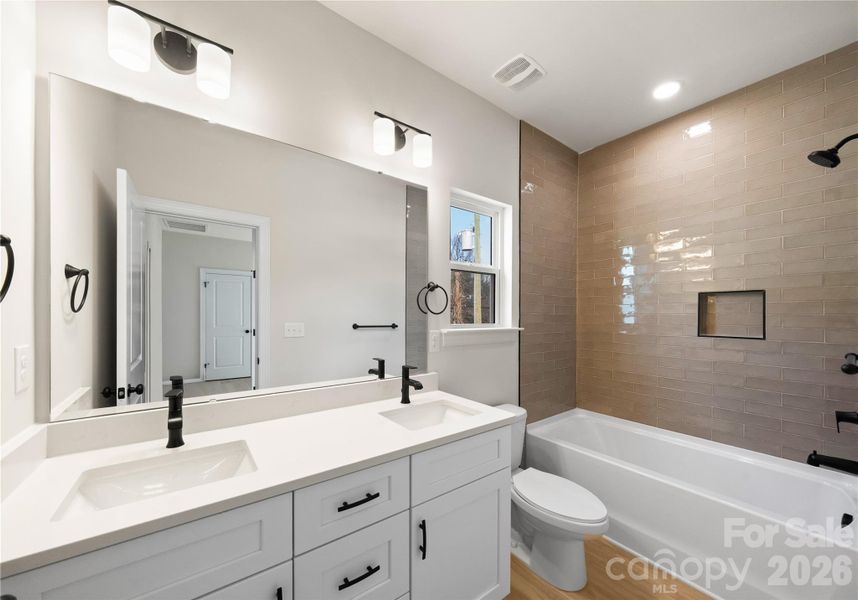 9115 Second full bath on upper