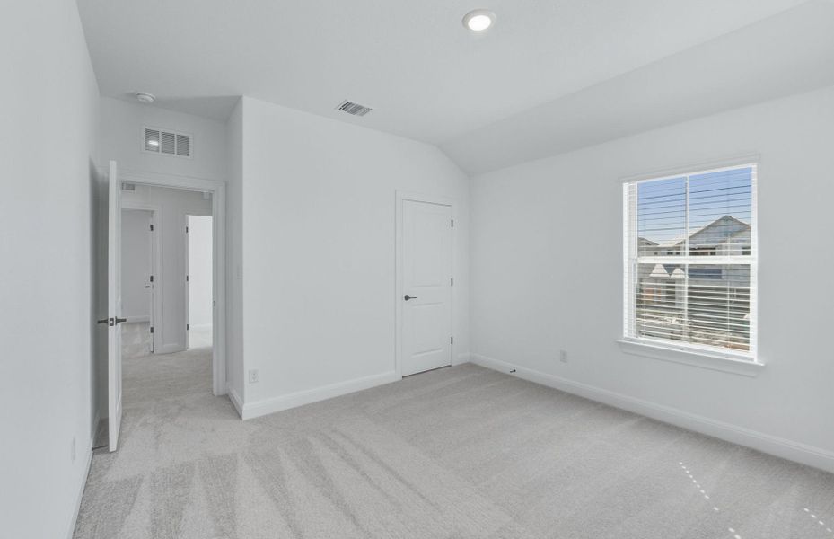 Spacious, unfurnished interior of a new home in Santa Rita Ranch, Liberty Hill (Image 47).