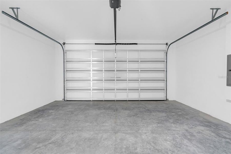 Spacious, unfurnished interior of a new home in , Weeki Wachee (Image 33).