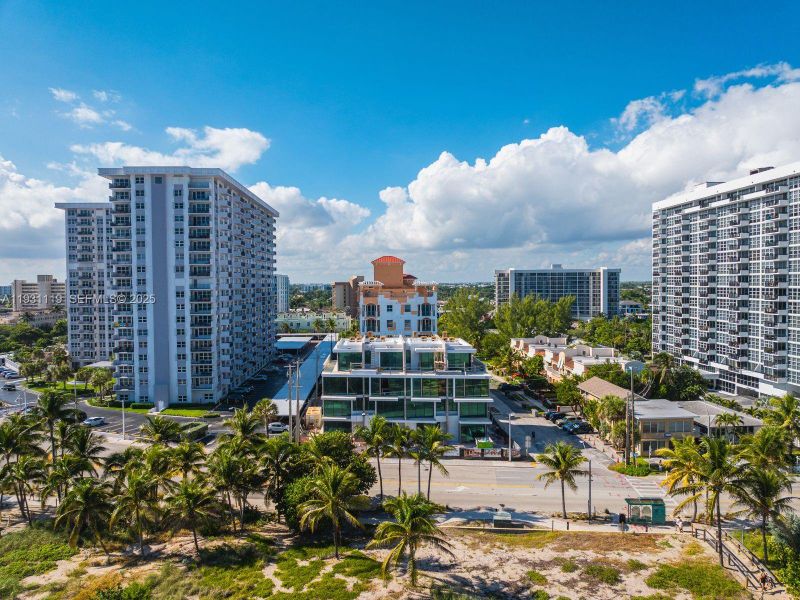 Condo located in Pompano Beach, FL showcasing its design and architecture (Image 13).