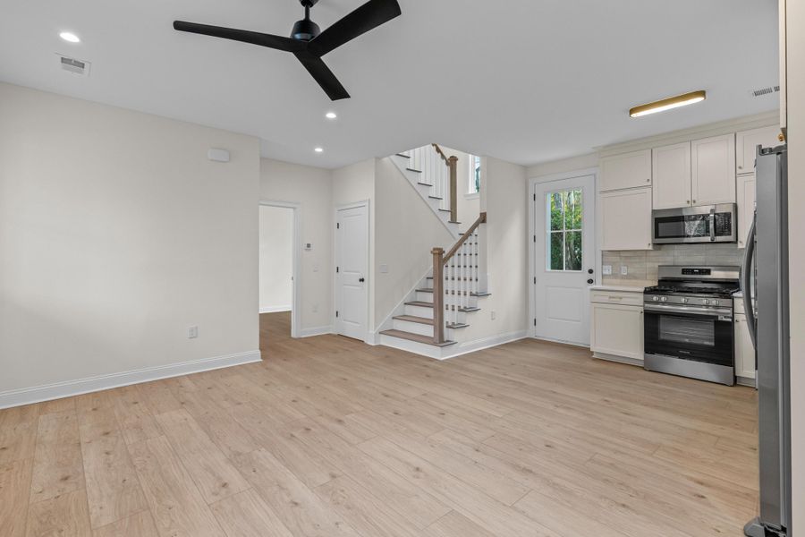 Spacious, unfurnished interior of a new home in , Charleston (Image 23).