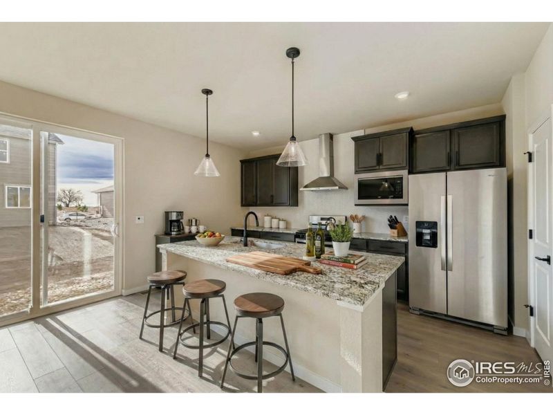 Chef's kitchen, great for entertaining!