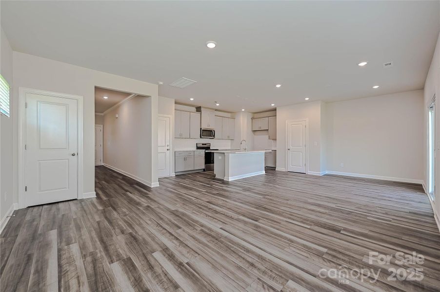 Spacious, unfurnished interior of a new home in Buffalo Ridge, Newton (Image 6).