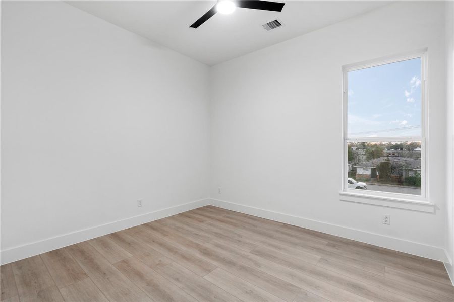 Minimal and sunlit, this flexible space invites personalization—perfect for visitors, hobbies, or a dedicated workspace.