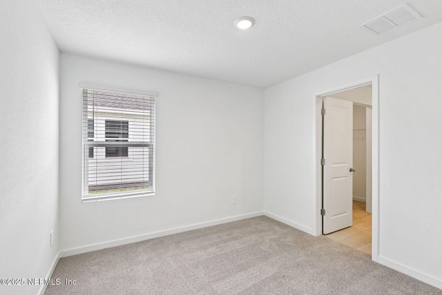 Spacious, unfurnished interior of a new home in Azalea Creek, Jacksonville (Image 32).
