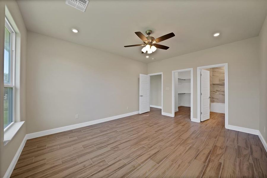 Spacious, unfurnished interior of a new home in , Granbury (Image 14).