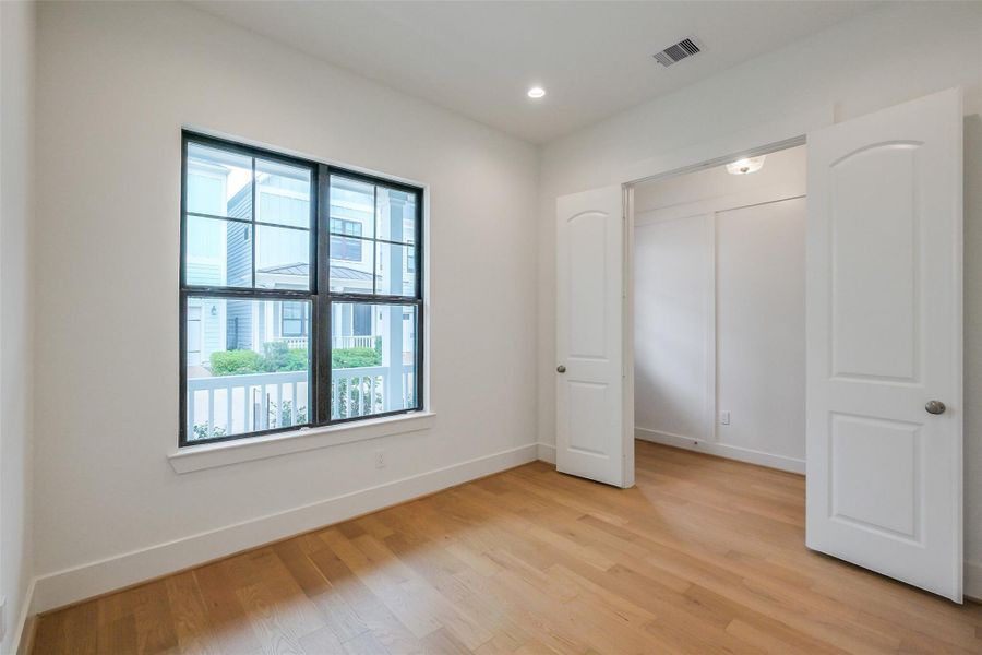 Spacious, unfurnished interior of a new home in Timbergrove Trails, Houston (Image 31).