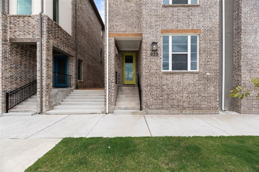 Exterior details and patio area of a home in Collin Creek, Plano (Image 1). Exterior details and patio area of a home in Collin Creek, Plano (Image 1).