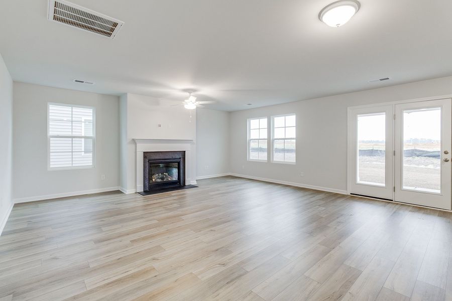 Spacious, unfurnished interior of a new home in Winston Point, Gilbert (Image 17).