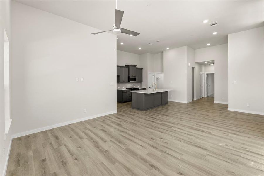 15. 644 Oakridge - Family (3)