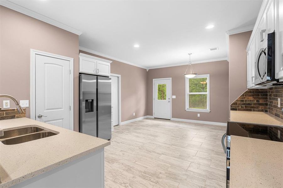 Furnished interior view inside a new home in , Corsicana (Image 9).
