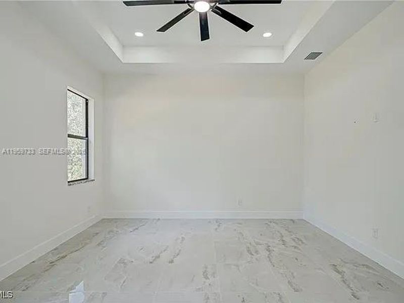 Spacious, unfurnished interior of a new home in , Lehigh Acres (Image 28).