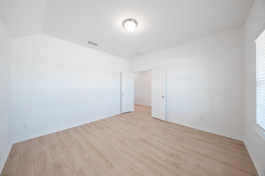 Spacious, unfurnished interior of a new home in Verandah, Royse City (Image 13).