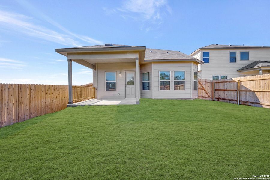 Exterior details and patio area of a home in Paloma Park, Converse (Image 4).