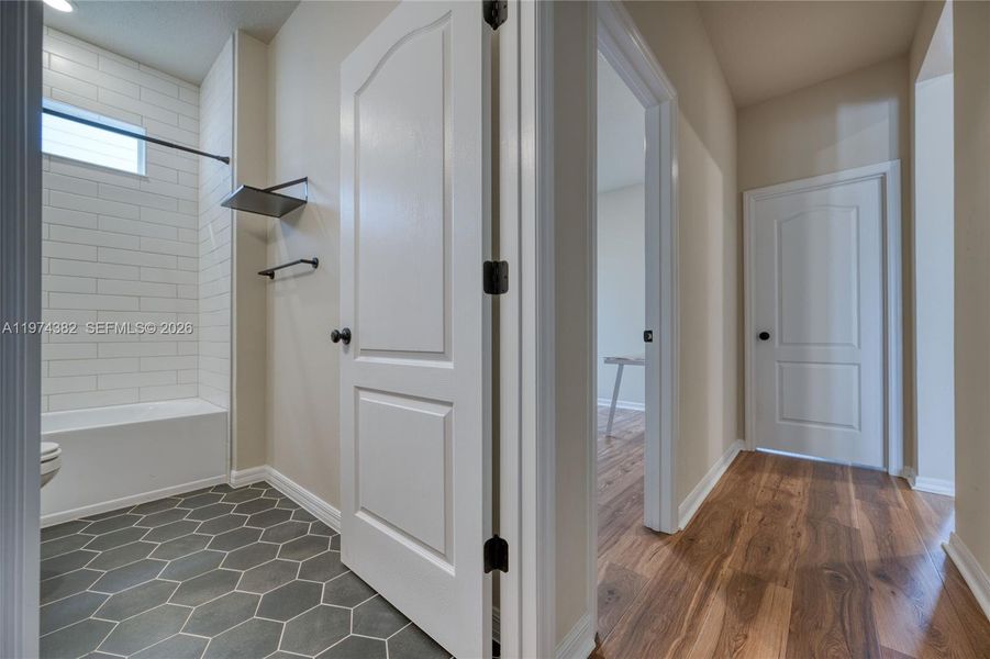 Spacious, unfurnished interior of a new home in , Clermont (Image 40).