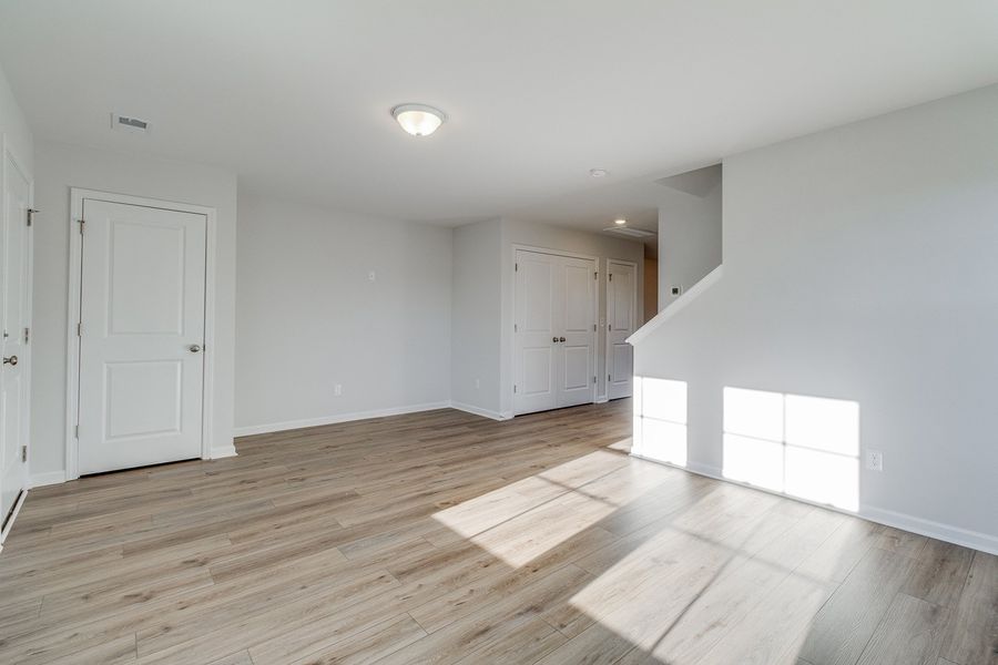 Spacious, unfurnished interior of a new home in Astoria, Columbia (Image 14).