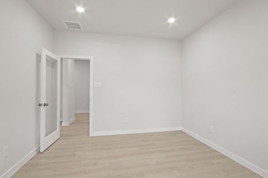 Spacious, unfurnished interior of a new home in Woodshore, Clute (Image 9).