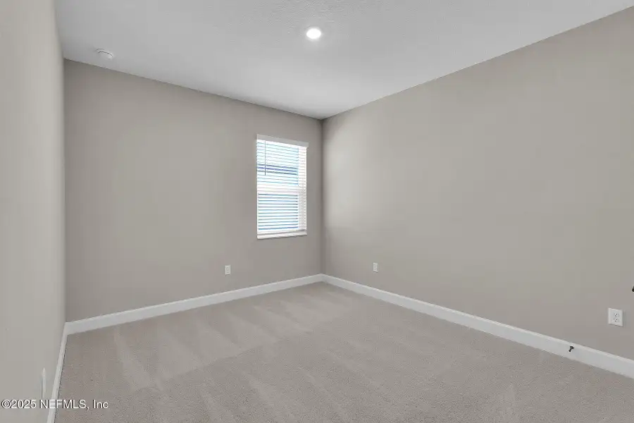 Spacious, unfurnished interior of a new home in Jennings Farm, Middleburg (Image 14).