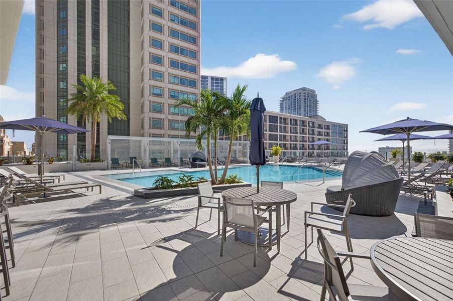 Condo located in St. Petersburg, FL showcasing its design and architecture (Image 29).
