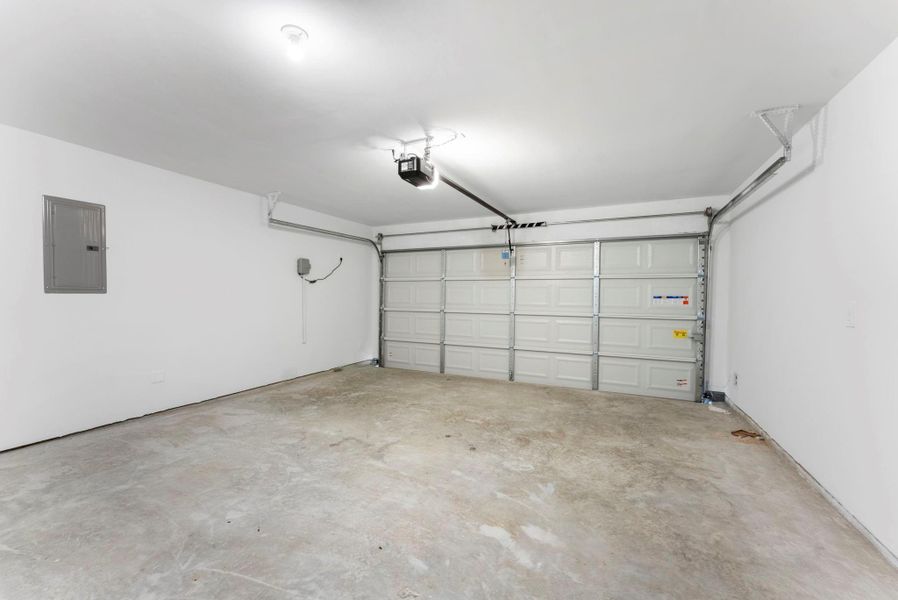 Spacious, unfurnished interior of a new home in Chapel Lakes, Montgomery (Image 30).