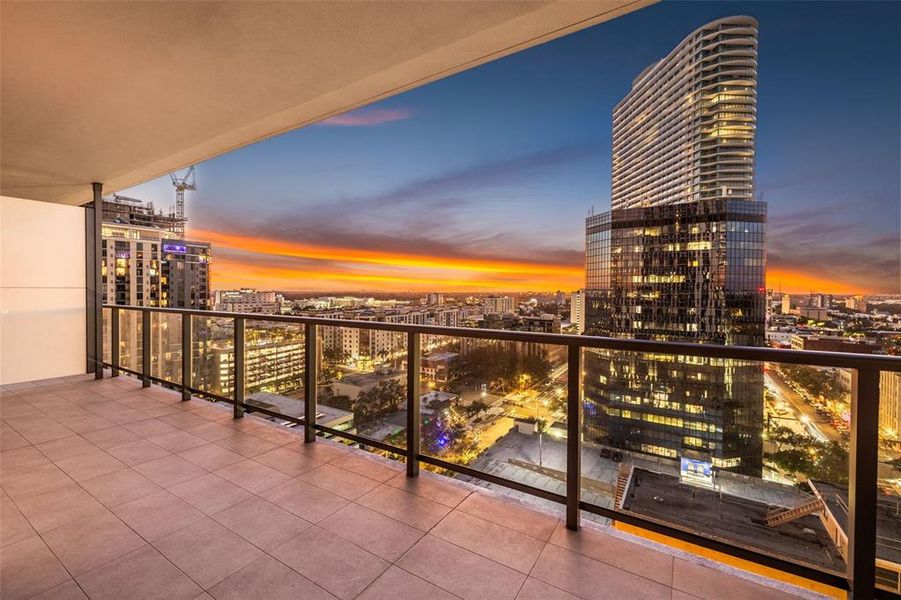 Condo located in St. Petersburg, FL showcasing its design and architecture (Image 34).