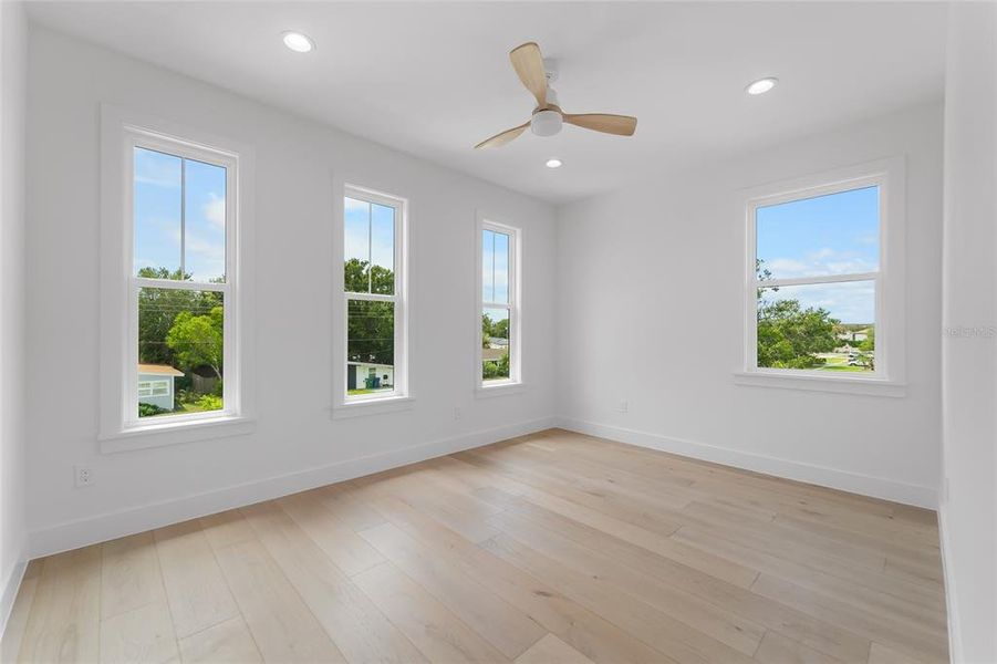 Spacious, unfurnished interior of a new home in , Tampa (Image 37).