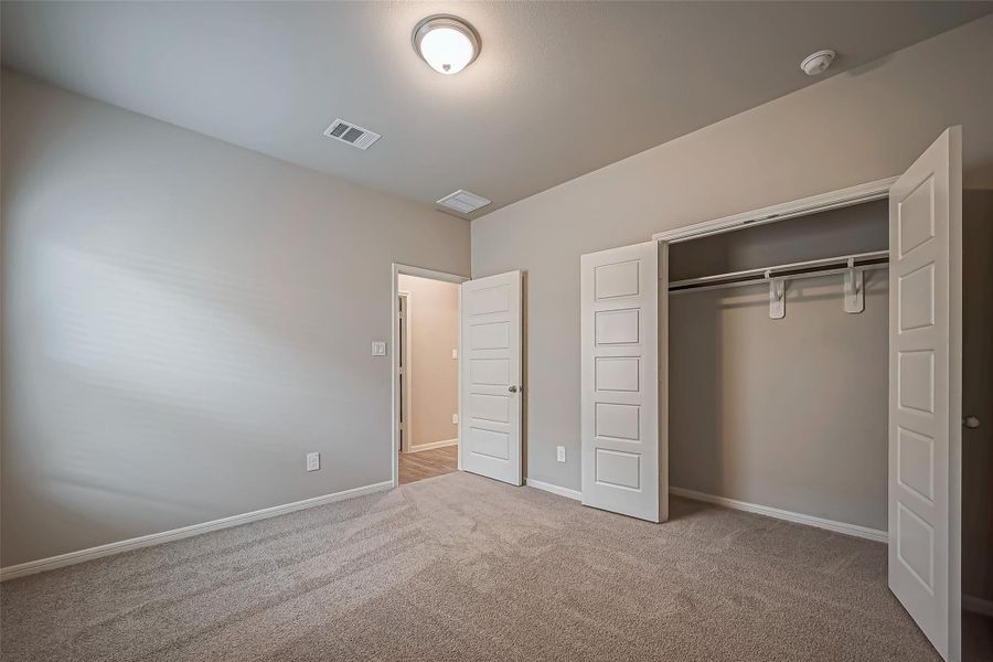 Spacious, unfurnished interior of a new home in Lago Mar, Texas City (Image 33).