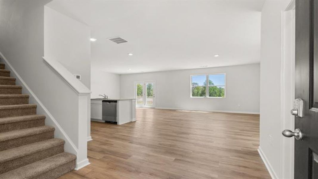 Spacious, unfurnished interior of a new home in Rolling Meadows, Jasper (Image 15).