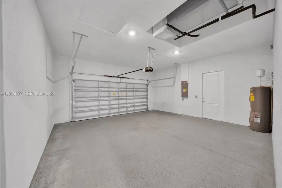 Spacious, unfurnished interior of a new home in , Lehigh Acres (Image 26).