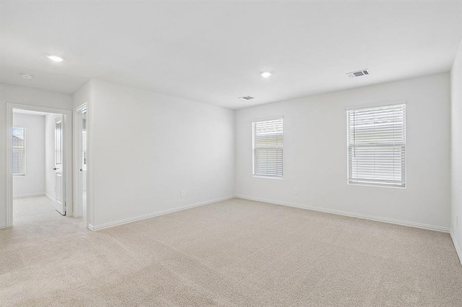 Spacious, unfurnished interior of a new home in Oak Ridge Park, Corinth (Image 30).
