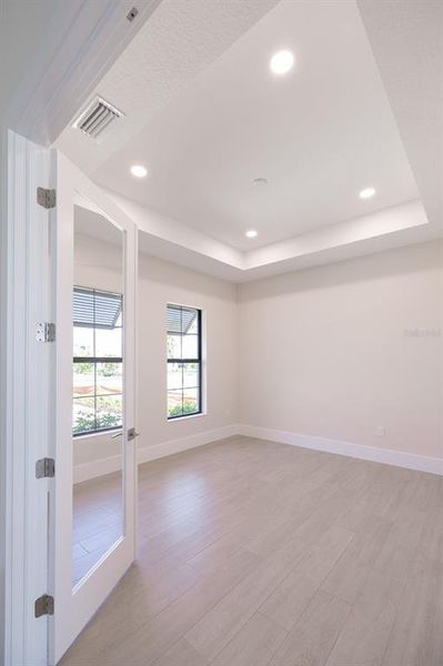 Spacious, unfurnished interior of a new home in , Sarasota (Image 8).