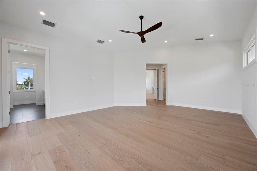 Spacious, unfurnished interior of a new home in , Sarasota (Image 55).