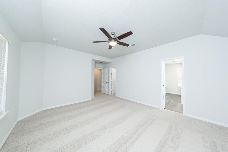 Spacious, unfurnished interior of a new home in River's Edge, Conroe (Image 12).