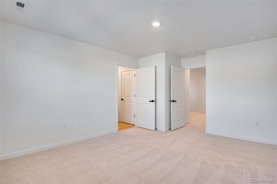 Spacious, unfurnished interior of a new home in Horizon Uptown, Aurora (Image 36). Spacious, unfurnished interior of a new home in Horizon Uptown, Aurora (Image 36).