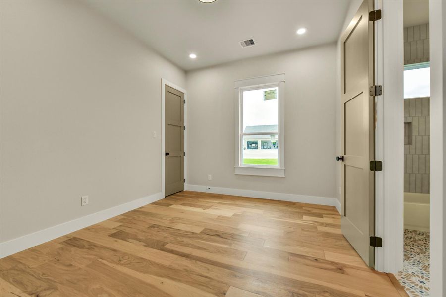 Spacious, unfurnished interior of a new home in , Angleton (Image 23).