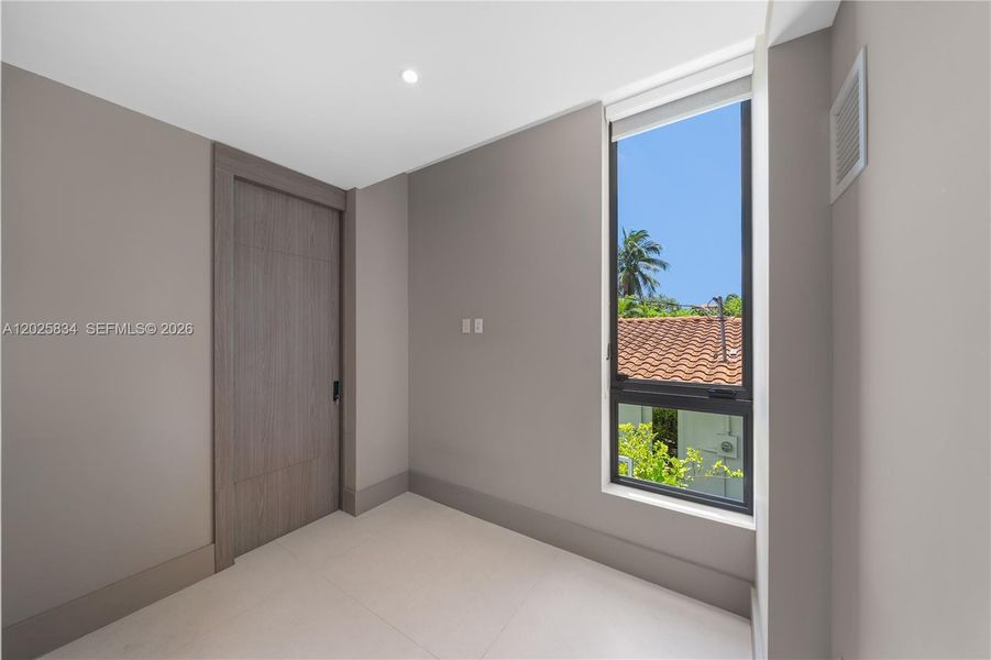 Spacious, unfurnished interior of a new home in , Key Biscayne (Image 22).
