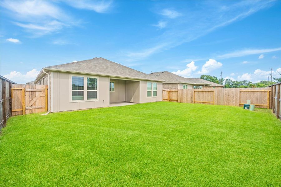 Exterior details and patio area of a home in Mustang Ridge, Alvin (Image 24).