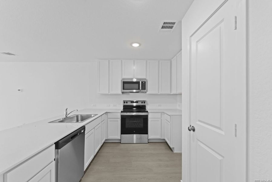 Furnished interior view inside a new home in Guadalupe Ridge, New Braunfels (Image 7).