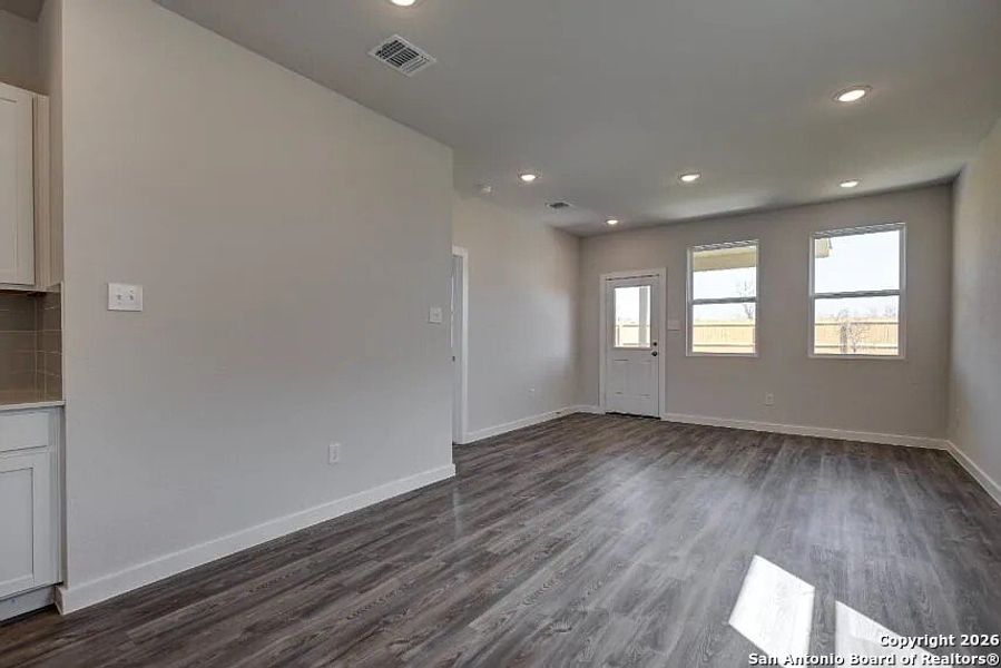 Spacious, unfurnished interior of a new home in Summerlin, San Antonio (Image 11).