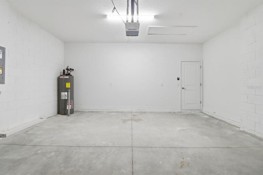 Spacious, unfurnished interior of a new home in , Ocala (Image 29).