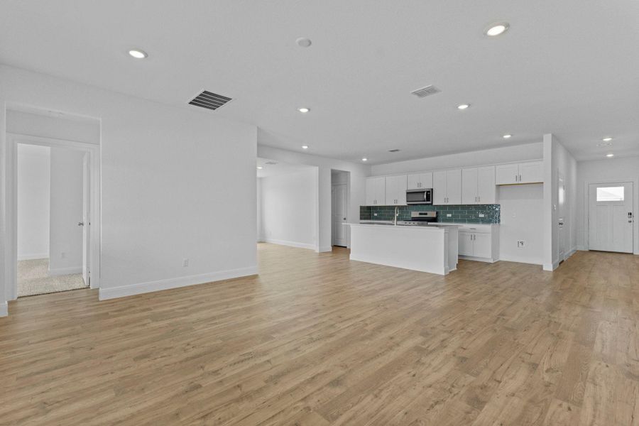 Spacious, unfurnished interior of a new home in Railhead, Cedar Creek (Image 38).