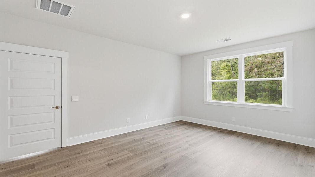 Spacious, unfurnished interior of a new home in Sheep Island, Summerville (Image 19).