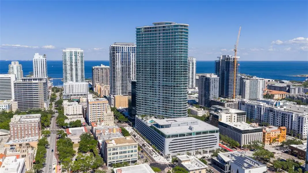 Condo located in St. Petersburg, FL showcasing its design and architecture (Image 67).